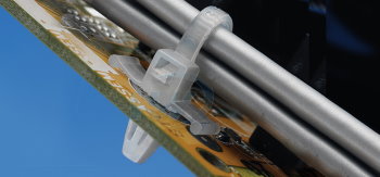 Применение кабельной стяжки с монтажной головкой-клипсой